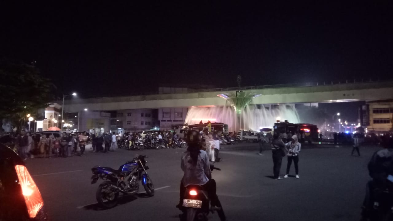 suasana-di-sekitar-bundaran-air-mancur-depan-masjid-agung-palemban.jpg