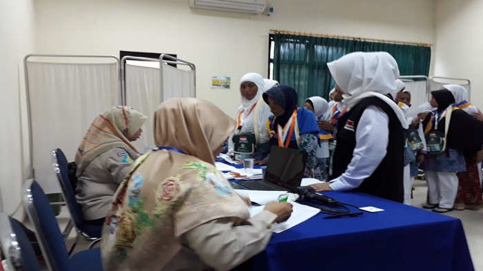 suasana-jch-embarkasih-palembang-memeriksa-kesehatan-saat-di-asrama-haji-palembang.jpg