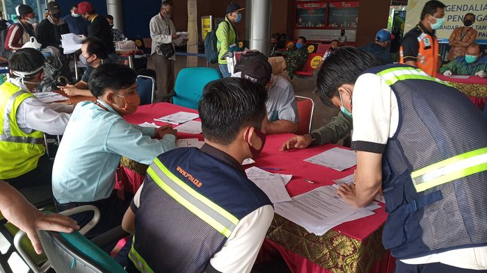 suasana-pemudik-di-bandara-smb-pagi-ini-jumat-2252020.jpg