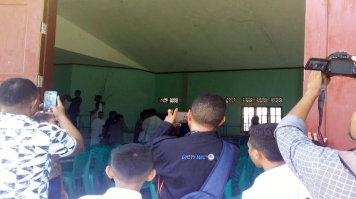 suasana-setelah-rapat-orangtua-siswa-dan-pihak-sekolah-atas-kasus-siswa-dipaksa-makan-kotoran.jpg