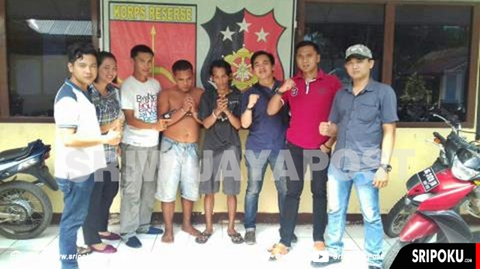 suratman-dan-rian-yuliandi-diborgol-dan-diapit-petugas-polsek-gelumbang.jpg