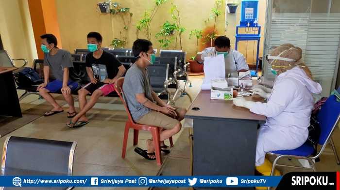 tahanan-yang-dilakukan-rapid-test-di-polda-sumsel.jpg