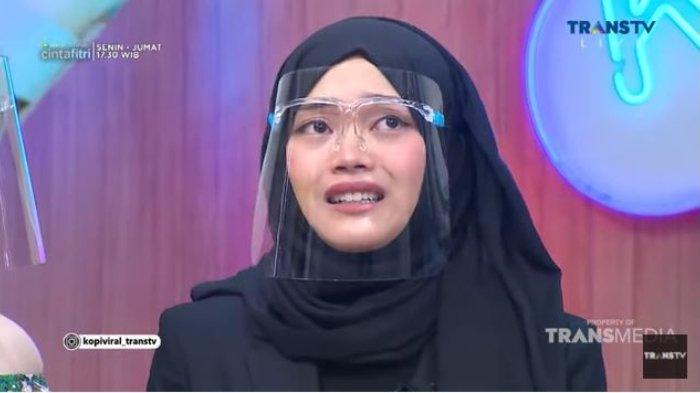 tangis-putri-delina-kenang-kepergian-lina-jubaedah.jpg
