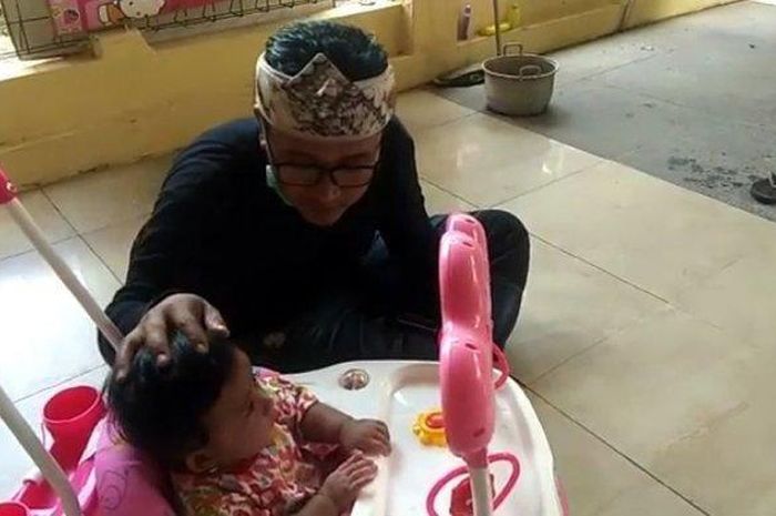 tangkapan-layar-dari-video-bayi-lina-jubaedah-yang-dikirimkan-teddy.jpg