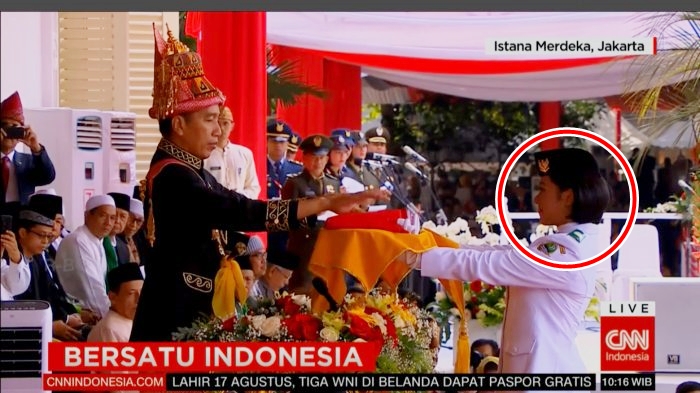 tarrisa-maharani-dewi-saat-menerima-duplikat-bendera-pusaka-merah-putih-dari-presiden-jokowi_20180817_190218.jpg