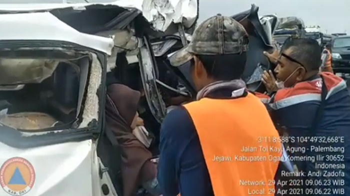 terjepit-di-mobil-tol-palembang.jpg