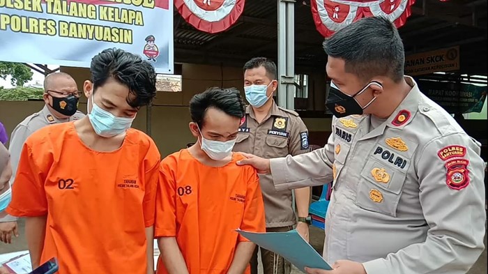 tersangka-ketika-diamankan-di-polsek-talang-kelapa-kabupaten-banyuasin.jpg