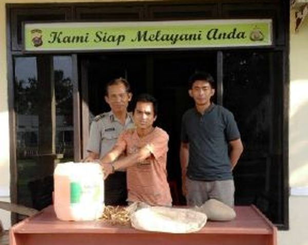 tersangka-ucok-tengah-diamankan-di-mapolsek-kelingi_20151117_141119.jpg
