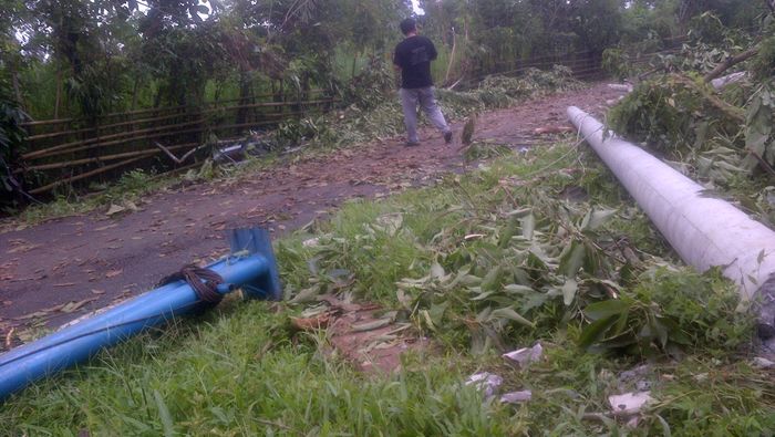 tiang-listrik-roboh-diterjang-puting-beliung_20160125_182051.jpg