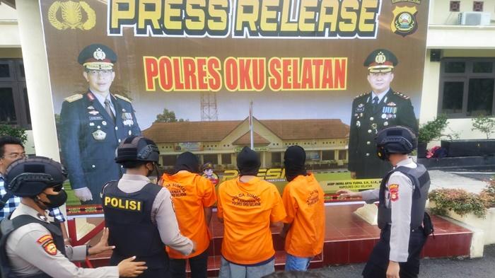 tiga-pelaku-pembunuhan-pelajar-di-polres-okus.jpg