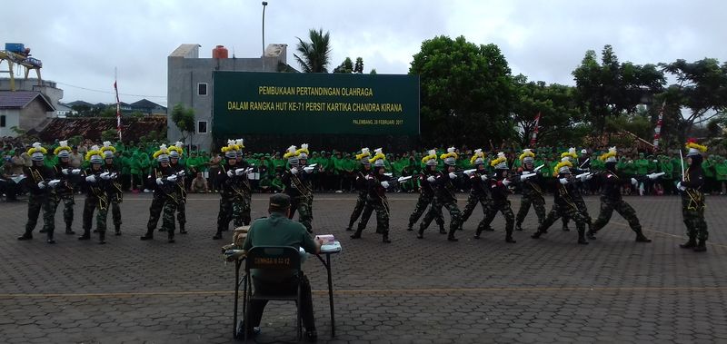 tim-kolone-senapan-ibu-persit-yonif-raider-200bn_20170228_111506.jpg