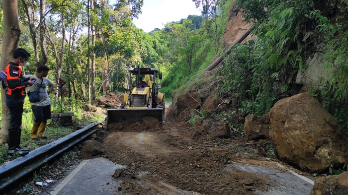 tim-reaksi-cepat-pjn-ii-sumsel-saat-melakukan-evakuasi-jalan-longsor-di-liku-endikat-pagaralam.jpg