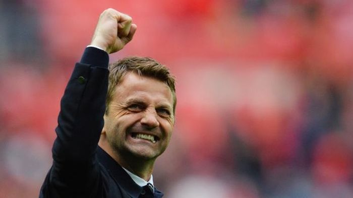 tim-sherwood-kepalkan-tangan_20150420_055602.jpg