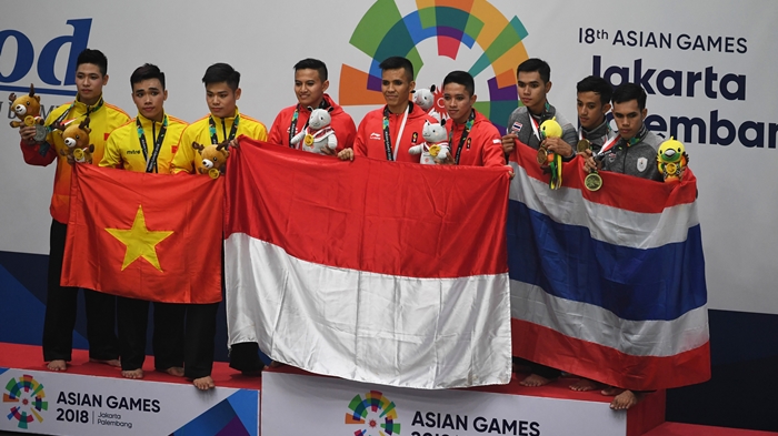 tim-silat-indonesia-tengah-peraih-medali-emas-berfoto-bersama_20180827_180133.jpg
