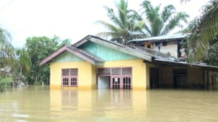 tingginya-genangan-banjir-di-permukiman-warga-di-desa-sahilan-darussalam.jpg