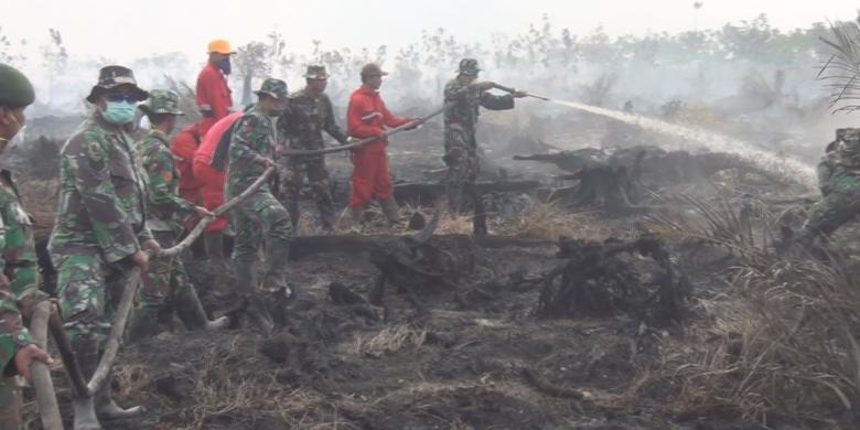 tni-padamkan-kebakaran-hutan-di-oki_20150912_142741.jpg