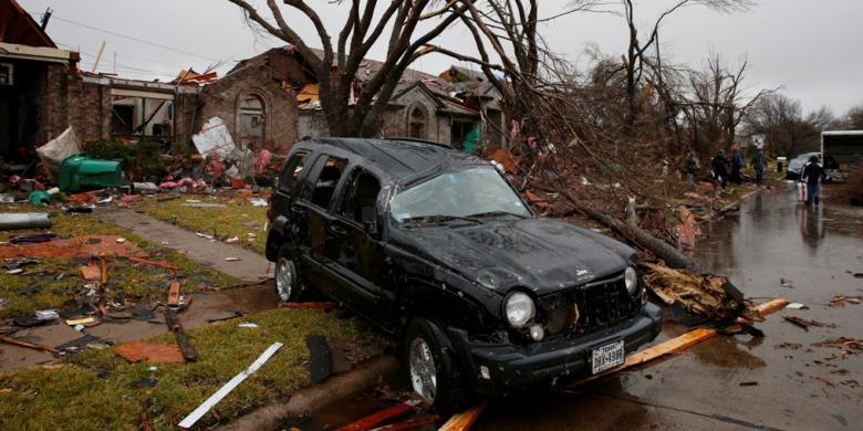 tornado-mengamuk-di-dallas_20151228_080119.jpg