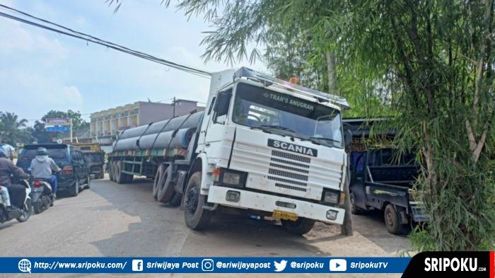 truk-Scania-dengan-muatan-7-beton-paku-bumi-terperosok.jpg