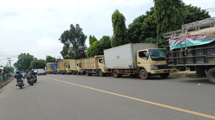 truk-antre-bbm-solar-di-salah-satu-spbu-lubuklinggau.jpg