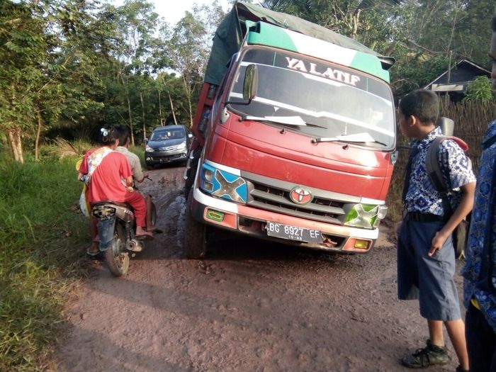 truk-batubara-terperosok-di-pali_20180221_145814.jpg