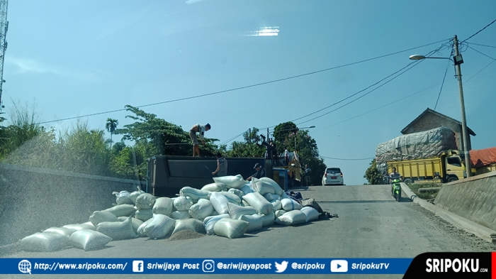 Jalan Underpass Lahat Kembali Makan Korban, Truk Muatan Puluhan Karung Biji Kopi Terguling