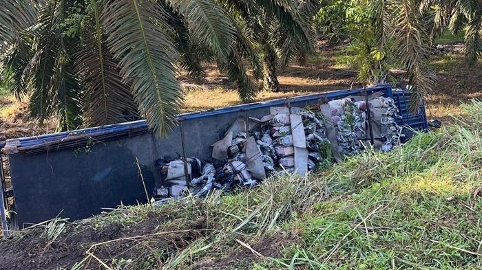 TRUK Muatan 80 Sepeda Listrik Terguling di Kebun Sawit Musi Rawas, Laka Tunggal Akibat Sopir Ngantuk
