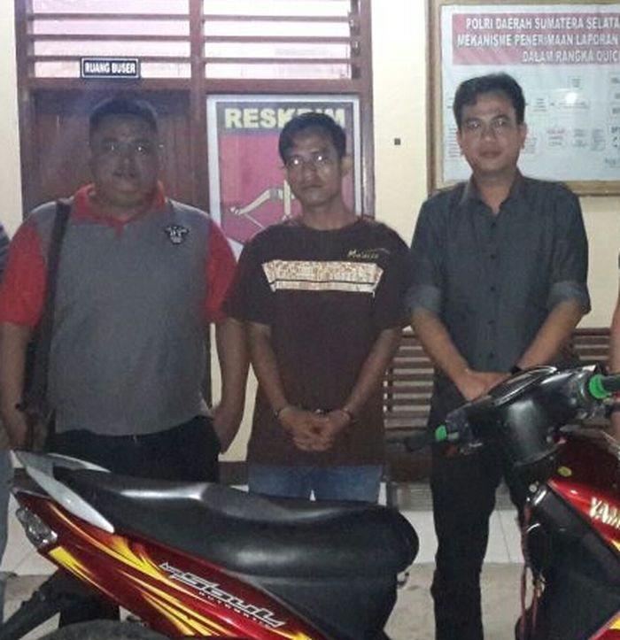 Pelaku Penggelapan Sepeda Motor di OI Ini Dibekuk Saat Bersembunyi di Kosan Pacarnya