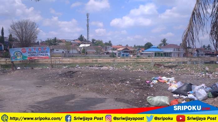 tumpukan-sampah-di-sekitaran-areal-waduk-kelurahan-talang-aman_20181025_172357.jpg
