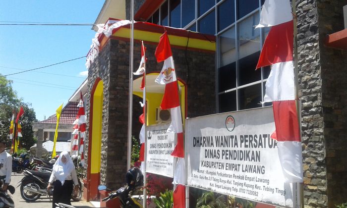 umbul-umbul-sambut-hut-ri-di-empatlawang_20160808_162212.jpg