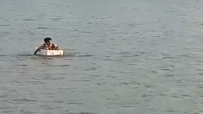 video-bocah-menyeberangi-sungai-pakai-styrofoam.jpg