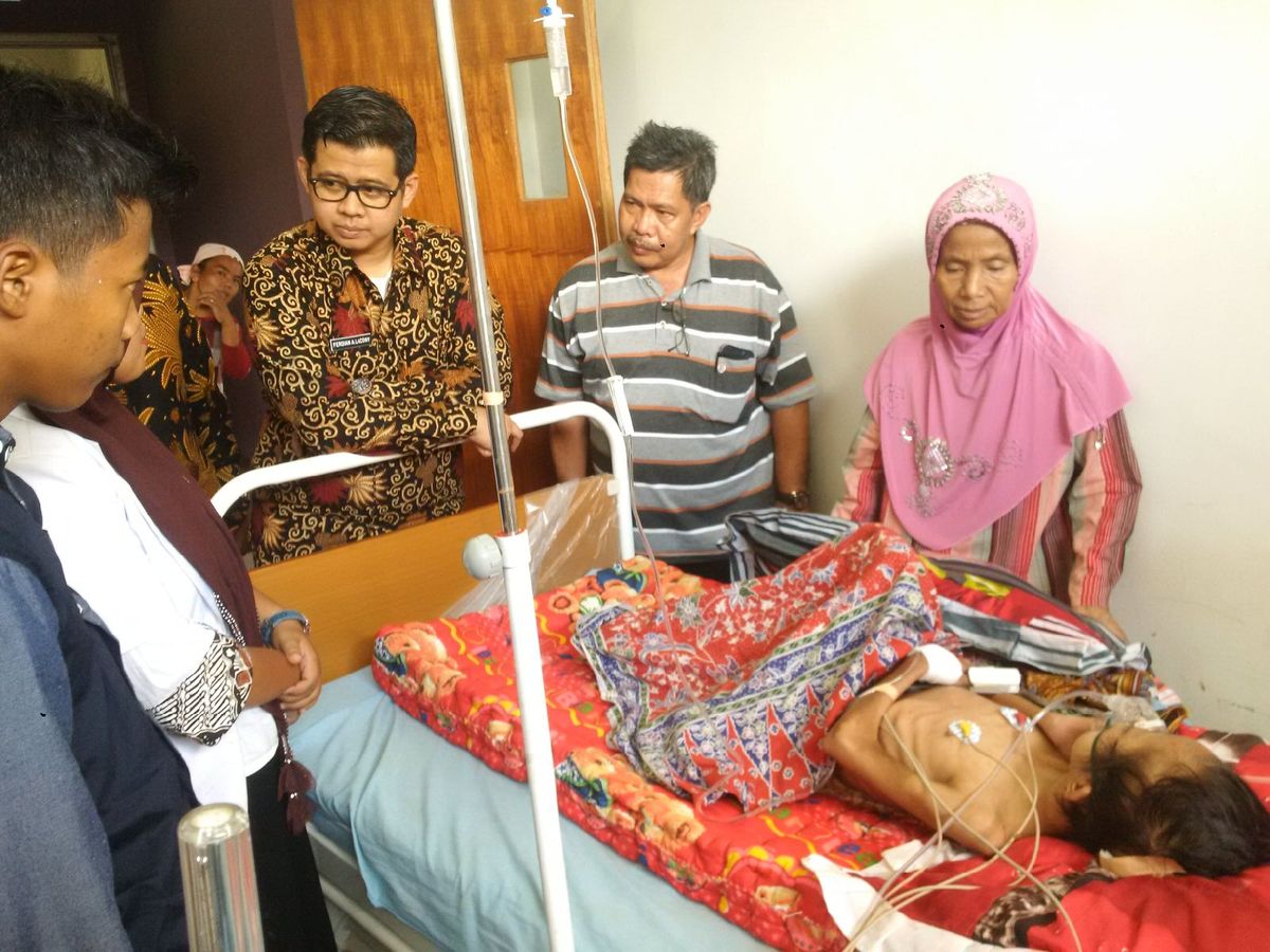 wakil-bupati-pali-ferdian-andreas-lacony-menjenguk-revi_20170408_110642.jpg