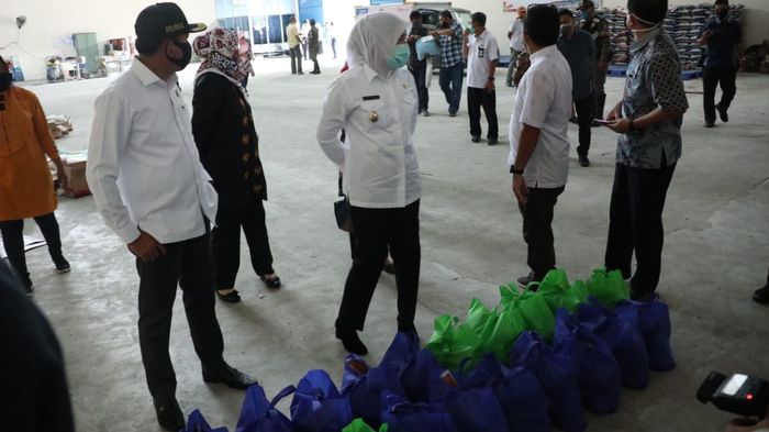 Wakil Walikota Palembang Cek Kemasan Bantuan Sembako utuk Korban Dampak Virus Corona.