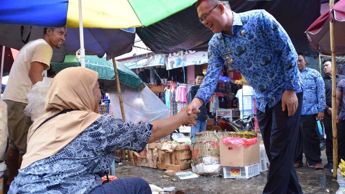 walikota-pagaralam-alpian-maskoni-saat-memantau-kawasan-pasar-dempo.jpg