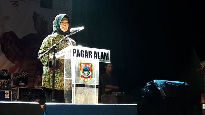 walikota-pagaralam-hj-ida-fitriati_20160822_132403.jpg