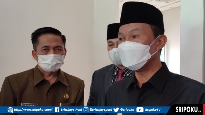 walikota-palembang-h-harnojoyo-kanan-didampingi-sekda-palembang-ratu-dewa.jpg
