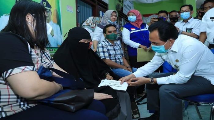 walikota-prabumulih-ir-h-ridho-yahya-mm-memberikan-bantuan.jpg