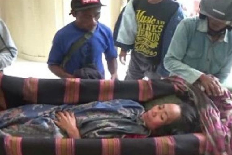 wanita-lumpuh-ditandu-warga-ke-kota-mamasa-secara-bergantian-sejauh-6-kilometer.jpg