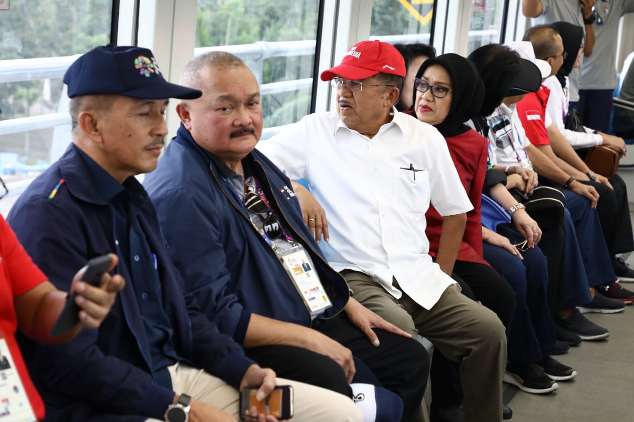 wapres-jusuf-kalla-beserta-rombongan-menuju-jakabaring-sport-city-menggunakan-light-rail-transit_20180827_074456.jpg