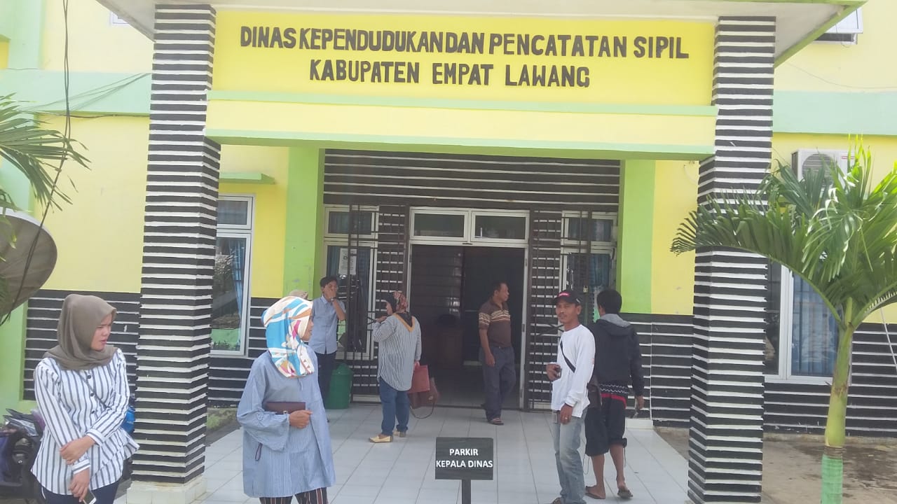 warga-empatlawang-hendak-mengurus-dokumen-kependudukan-di-kantor-disdukcapil-empatlawang.jpg