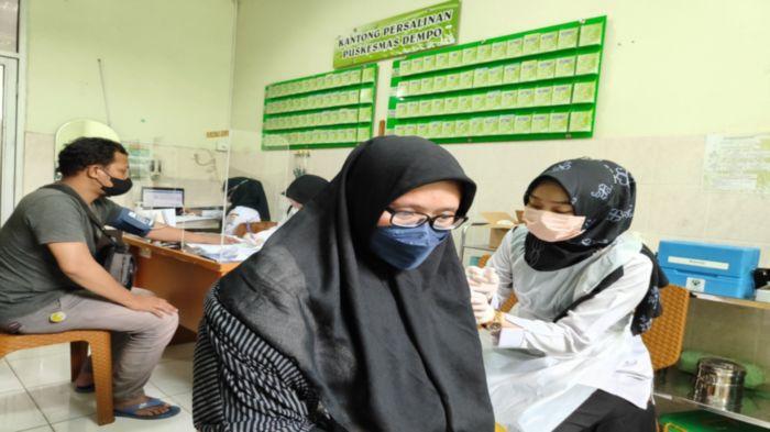 warga-melakukan-vaksinasi-di-puskesmas-dempo-palembang.jpg
