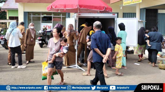warga-muara-beliti-musirawas-serbu-beras-murah.jpg