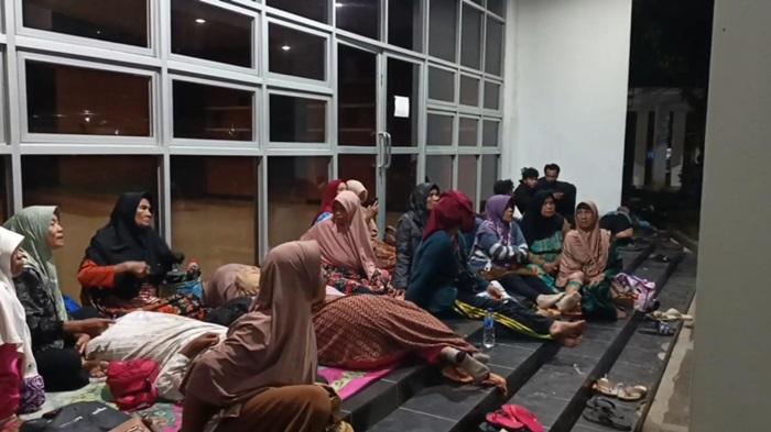 Sengketa Lahan Memanas, Ratusan Warga Sumber Jaya Tengah Malam Menginap di Kantor Bupati Muba