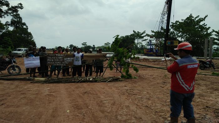 warga-sp-padang-hentikan-pekerjaan-jalan-tol_20180813_191816.jpg