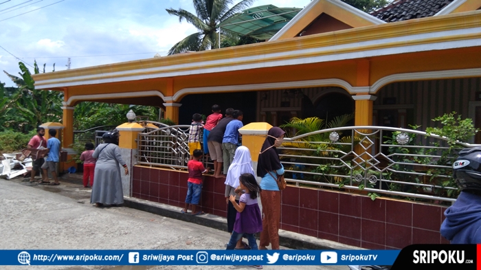 warga-yang-berada-di-depan-rumah-nasution.jpg