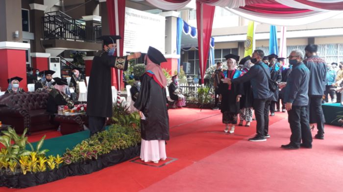 wisuda-drive-thru-di-politeknik-negeri-sriwijaya-polsri.jpg