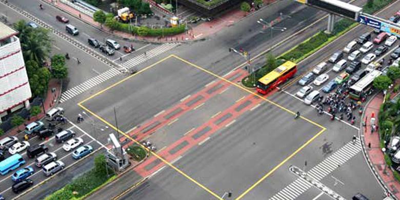 yellow-box-junction-di-persimpangan-sarinah_20151110_145701.jpg