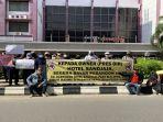 73-Mantan-Karyawan-Hotel-Sandjaya-Menggelar-Aksi-Demo-di-Depan-Hotel-SandjayaKamis-2142022.jpg