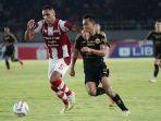 Aksi-bek-Persis-Solo-Jaimerson-Xavier-kiri-yang-coba-membendung-laju-pemain-Persija-Jakarta.jpg