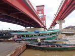 Aktivitas-angkutan-Sungai-Musi-di-bawah-Jembatan-Ampera-pada-hari-Senin-11122023-1.jpg