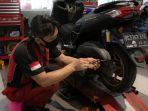 Aktivitas-bengkel-Yamaha-Thamrin-melakukan-service-sepeda-motor-pelanggan.jpg